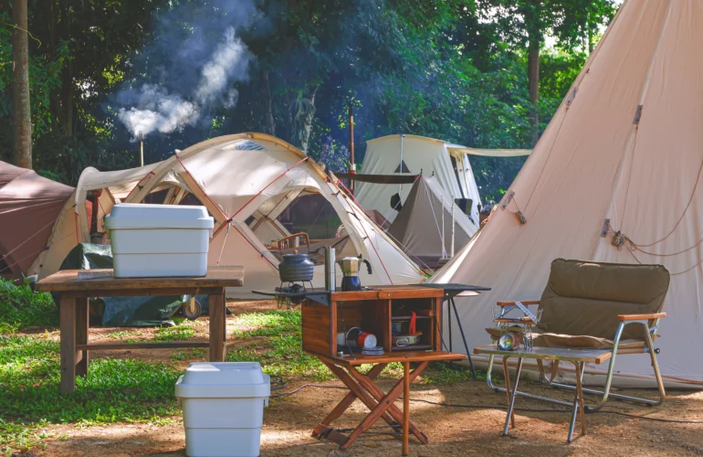 najlepsze kempingi w polsce 2025
